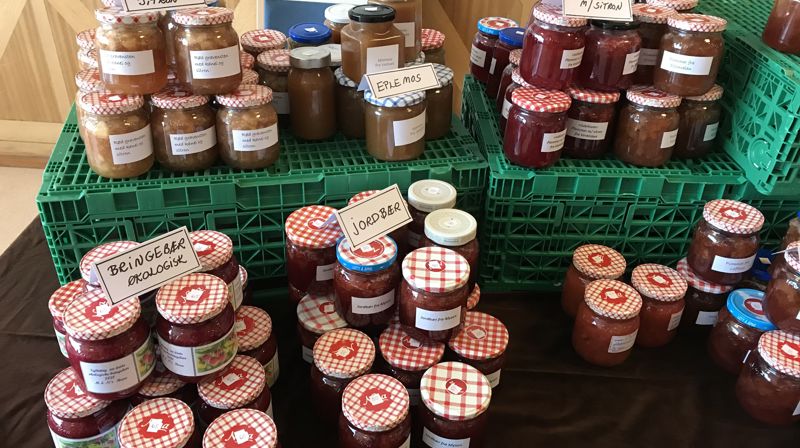 Syltetøy var en av de mest populære salgsartiklene på Tonsenmessa i år. Over hele byen arrangerer menigheter messer og markeder til inntekt for menighetsarbeidet.