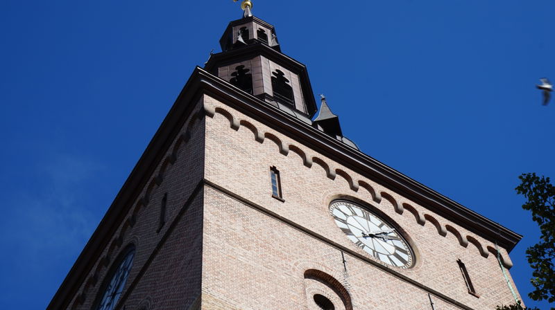 Staten kutter i overføringen til kirken fra 2017.