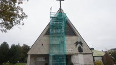 Et stillas sikrer inngangspartiet på Torshov kirke for at ikke løse stener skal rase ut.