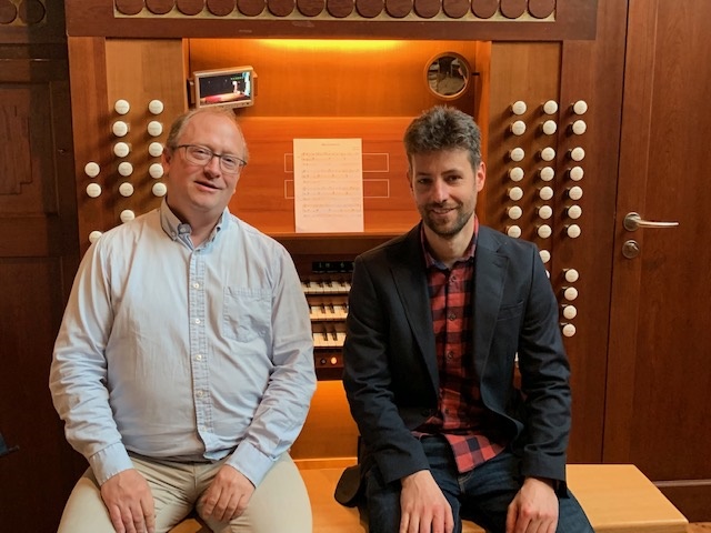 Bjørn Vidar Ulvedalen (t.v.) overlater stafettpinnen til Kristoffer Myre Eng, som nå overtar som orgelklærer for orgelskolen i Oslo.