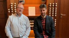 Bjørn Vidar Ulvedalen (t.v.) overlater stafettpinnen til Kristoffer Myre Eng, som nå overtar som orgelklærer for orgelskolen i Oslo.