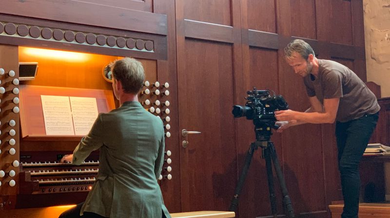 Kantor Gjermund Brenne og filmfotograf Jonny Engelsvoll i opptak til Oslo Orgelfestivals festivalfilm.