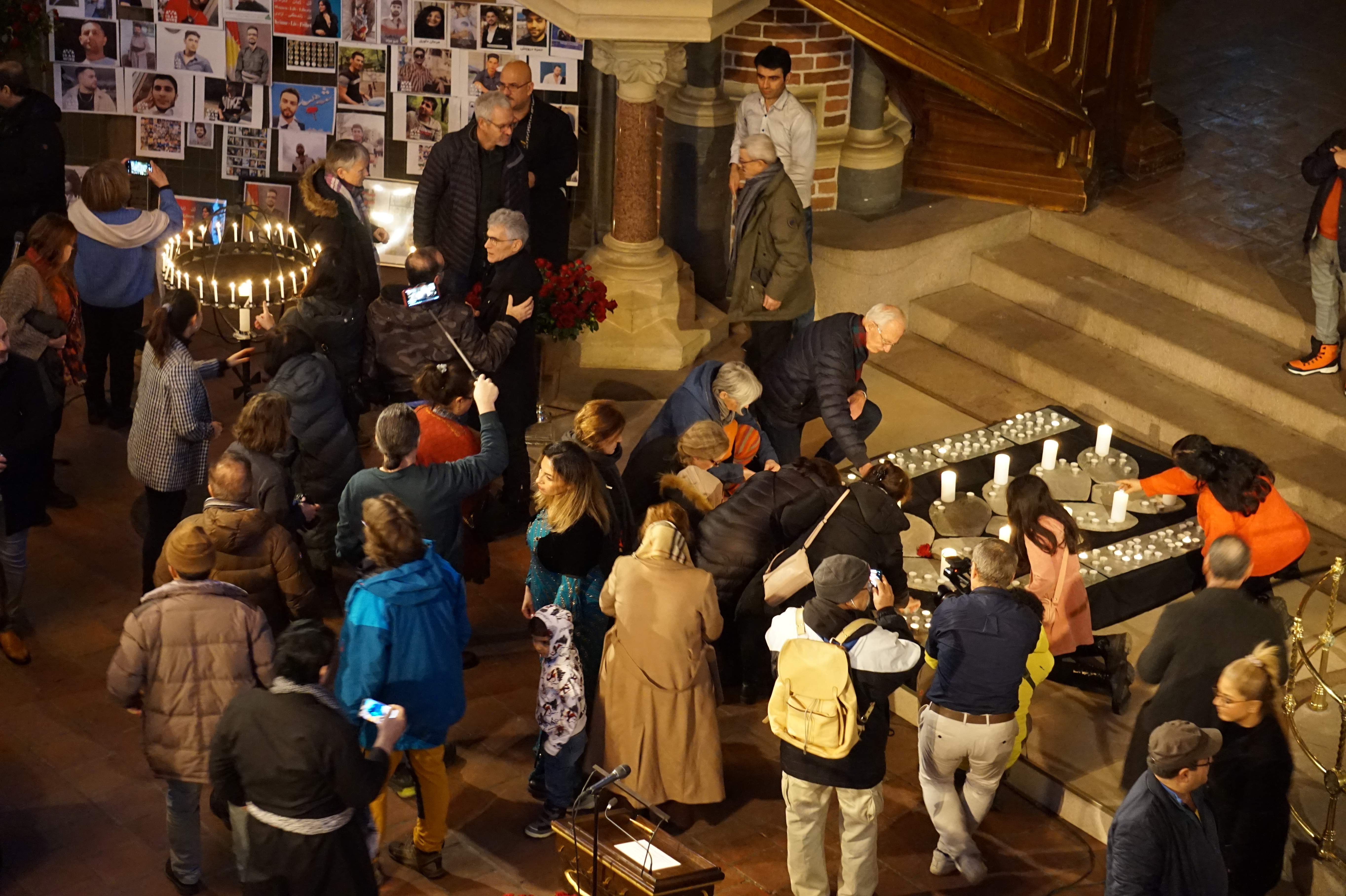 Lystenning for ofrene i Iran under en solidaritetsmarkering i Trefoldighetskirken menneskerettighetssøndagen.