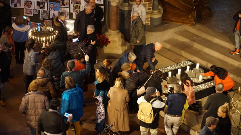 Lystenning for ofrene i Iran under en solidaritetsmarkering i Trefoldighetskirken menneskerettighetssøndagen.