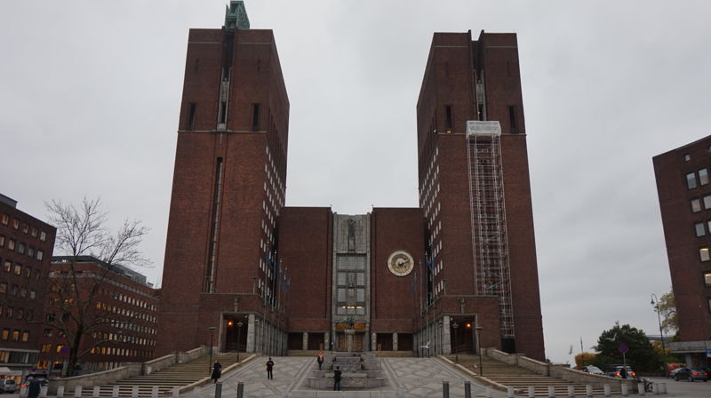 Nye koster har inntatt Rådhuset. Byrådet kutter 10 millioner i kirkebudsjettet.