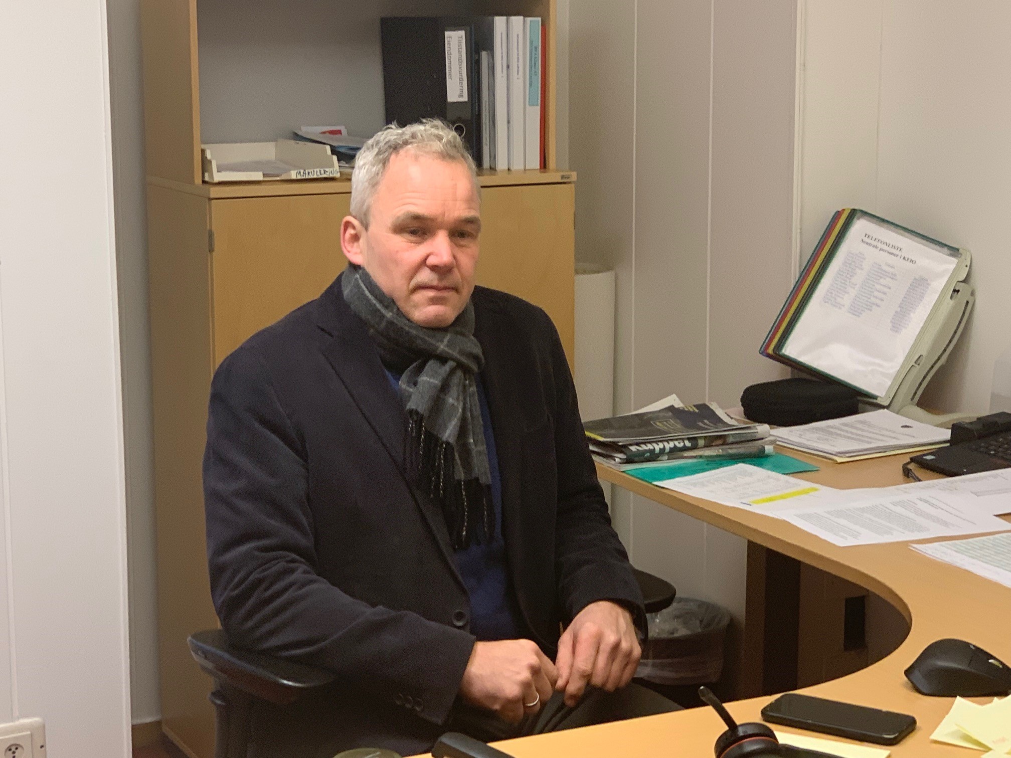 I likhet med alle ansatte sitter bygg- og eiendomssjef Andrè Eidem Selli med skjerf og jakke på kontoret i disse dager. Han er svært bekymret over de økte strømkostnadene.