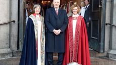 H.M. Kongen og preses Helga Haugland Byfuglien med Oslos nye biskop Kari Veiteberg utenfor Oslo domkirke. Foto: Sven Gj. Gjeruldsen, Det kongelige hoff.
