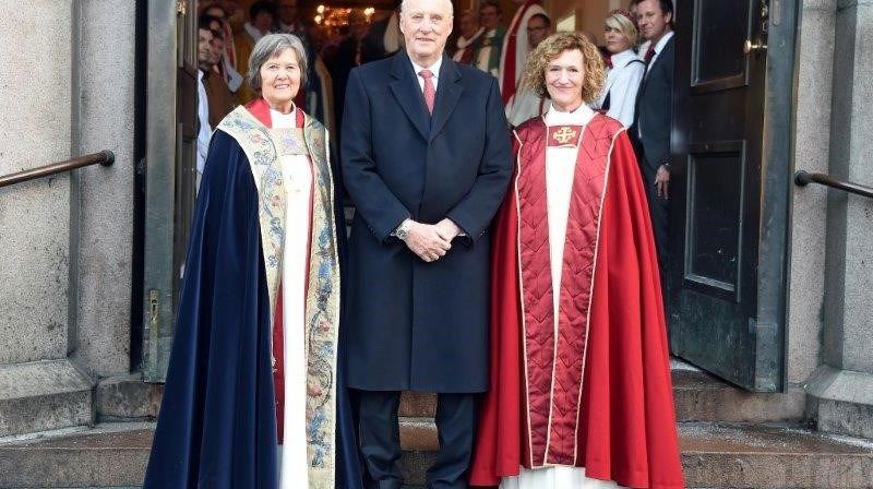 H.M. Kongen og preses Helga Haugland Byfuglien med Oslos nye biskop Kari Veiteberg utenfor Oslo domkirke. Foto: Sven Gj. Gjeruldsen, Det kongelige hoff.