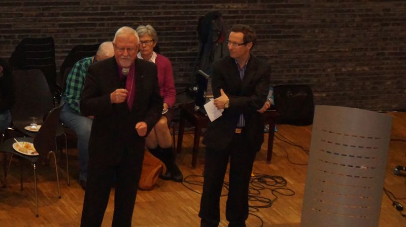 Robert Wright (t.h.)roser Ole Christian Kvarme for hans innsats som biskop i Oslo.