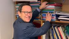 Robert Wright rydder og tømmer kirkevergekontoret. -Det har vært 10 spennende og givende år, sier han.