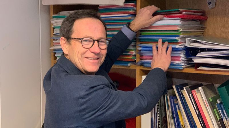 Robert Wright rydder og tømmer kirkevergekontoret. -Det har vært 10 spennende og givende år, sier han.