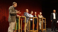 NRKs Erik Wold ledet kirkevalgdebatten i Litteraturhuset.