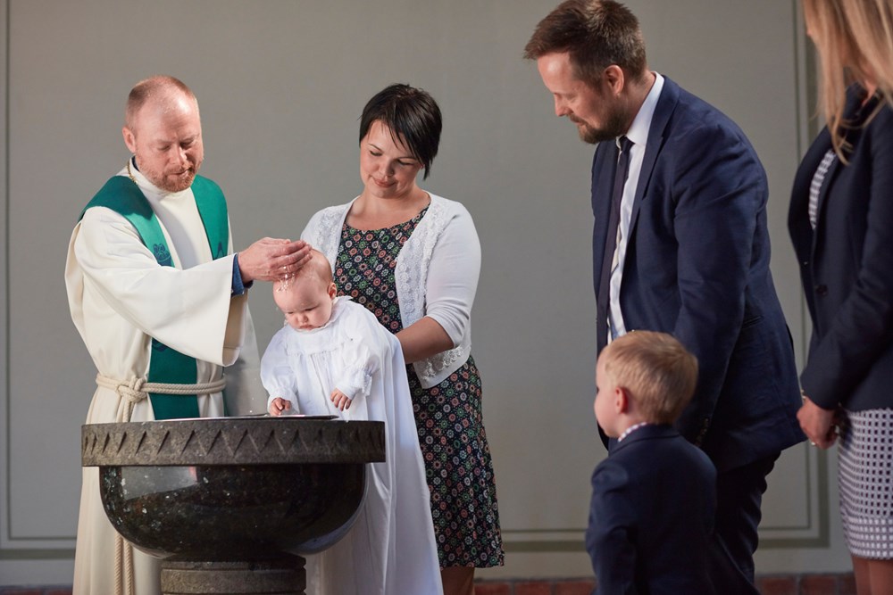 Alder ingen hindring - her er det en smårolling som blir døpt. Foto: Erik Norrud