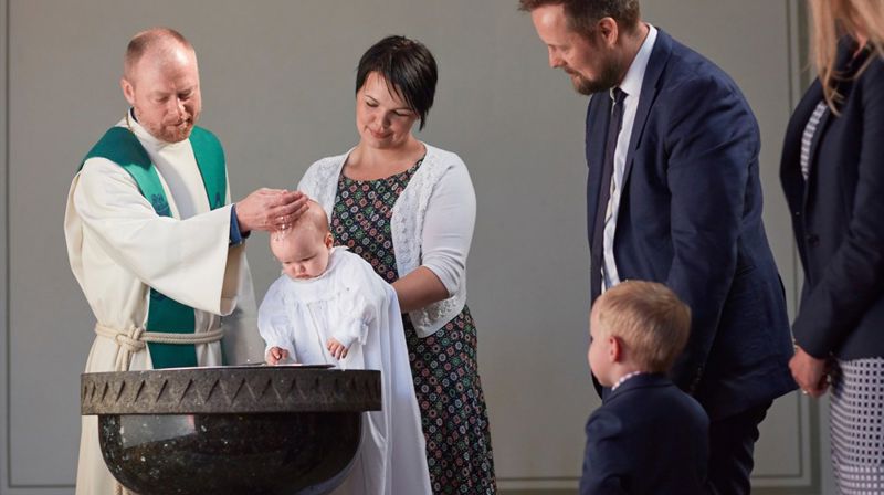 Alder ingen hindring - her er det en smårolling som blir døpt. Foto: Erik Norrud