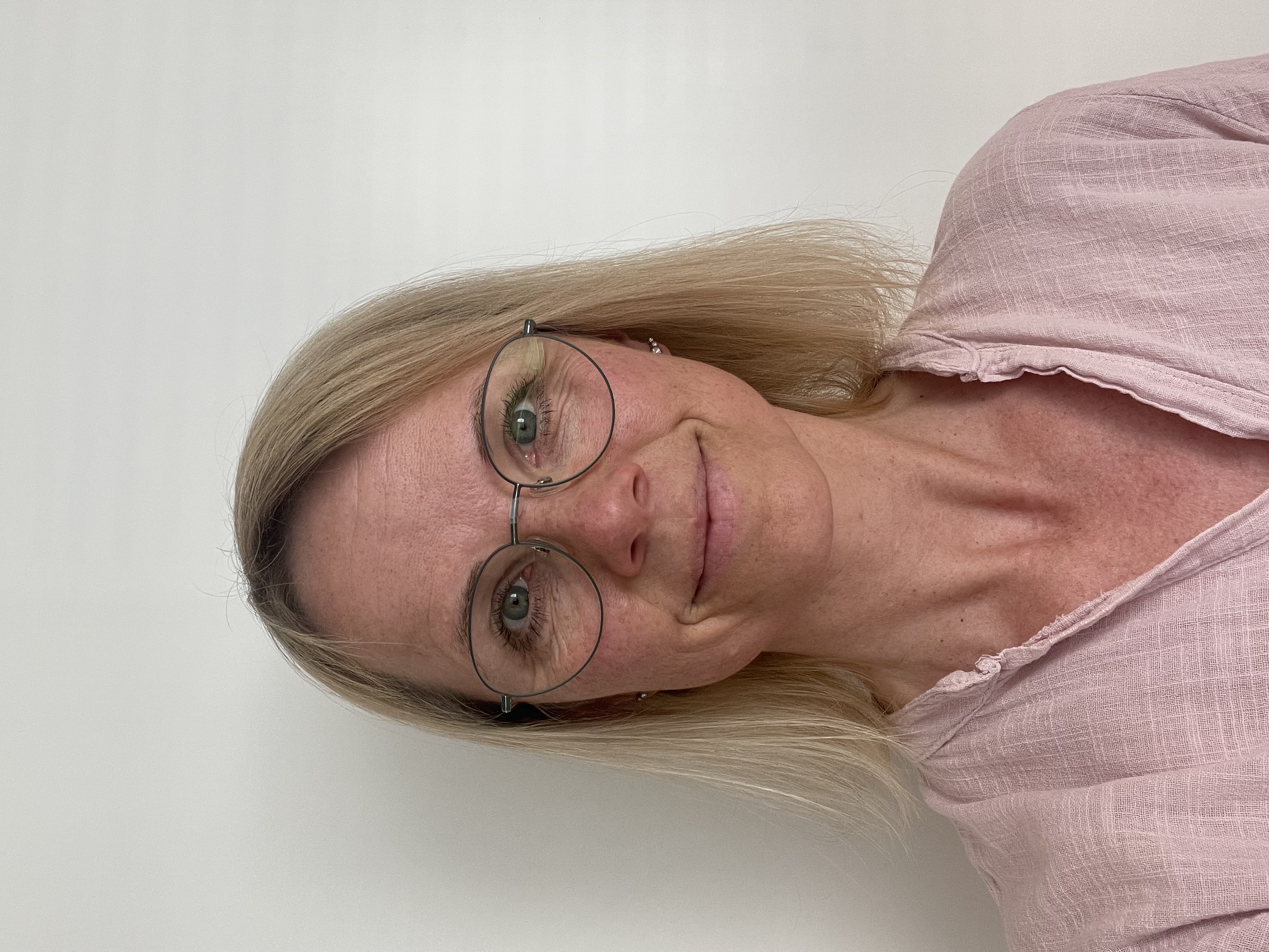Hils på vår nye diakon Ellen