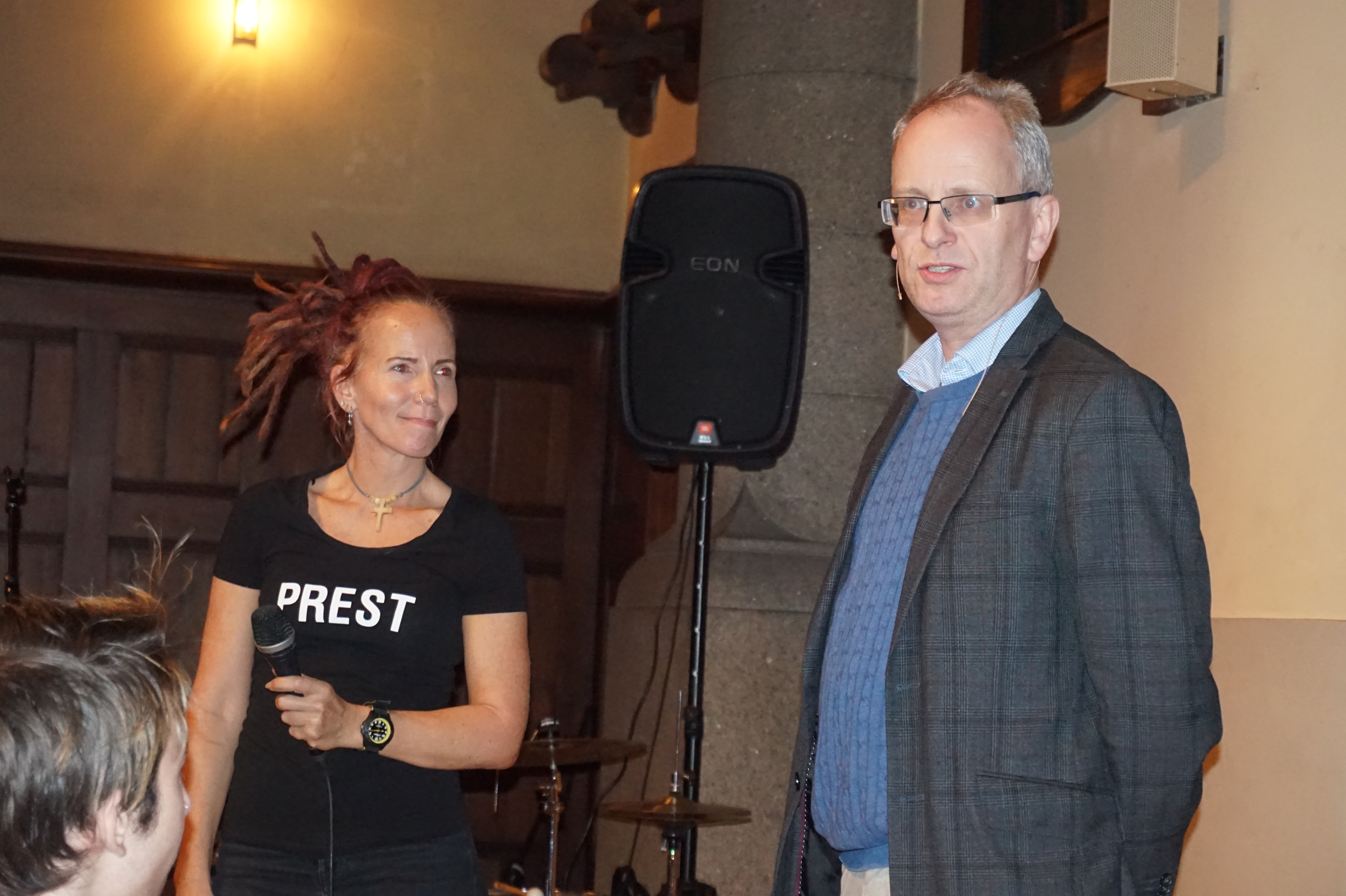 Teolog Sunniva Gylver og filosof Henrik Syse ledet samtalen om de store spørsmål på den første av en serie filosofikafè-samlinger.