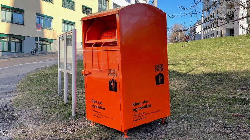 Grønn menighet holder seg med orange klescontainer
