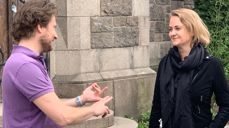 Jostein Vevatne forteller kommunepolitiker Julianne Ferskaug (V) om vedlikeholdsbehovet til Fagerborg kirke.