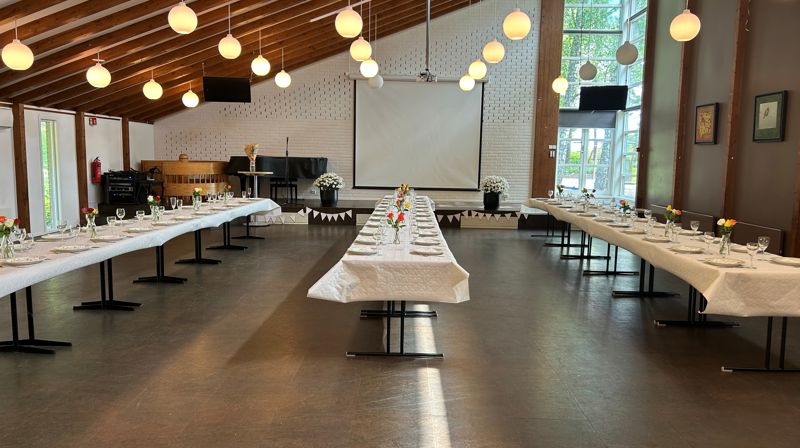 Bilde av storsalen med  dekkede bord.