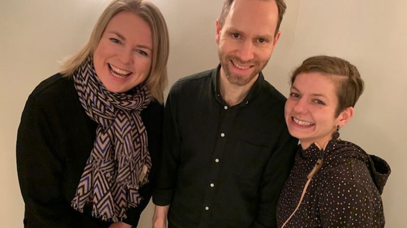 Den nye kapellanen blir ønsket velkommen av sogneprest og leder i menighetsrådet.