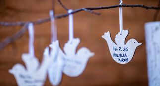 Dåpsdue med dato og navn på den som er døpt