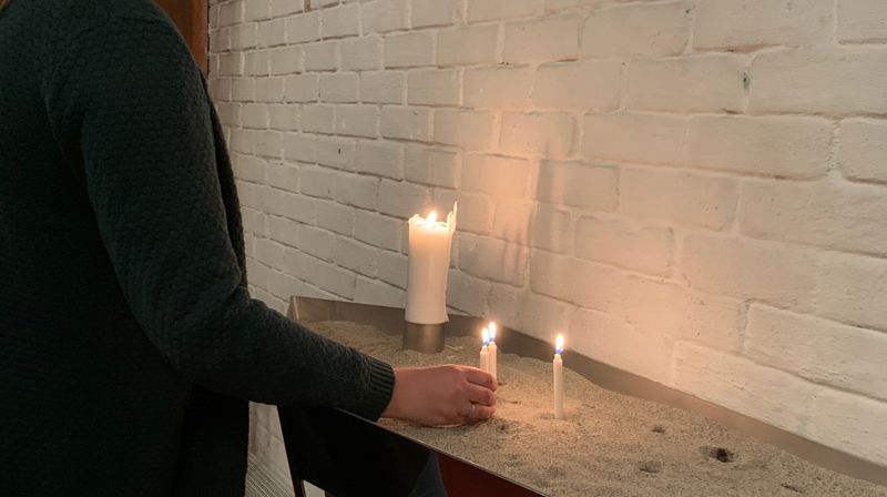 Åpen kirke for stillhet og lystenning