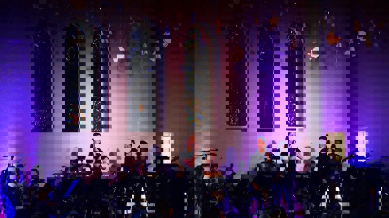 J U L E K ON S E R T