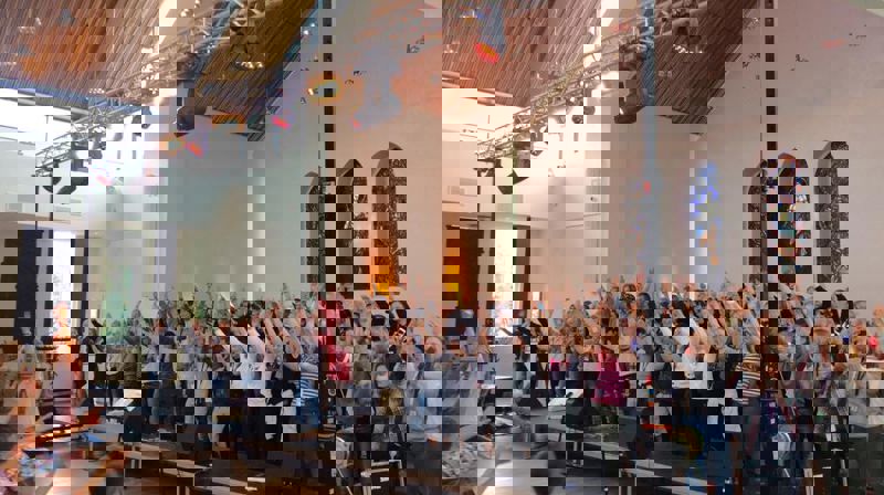 Fullsatt kirke under konfirmantrevyen