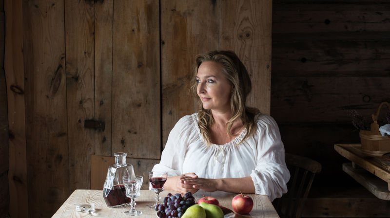 Ragnhild Gudbrandsen framfører Babettes gjestebod i ei spesialframsyning i Korskirken i Bergen. Foto: Det Vestnorske teateret
