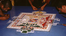 Tibetanske munker legger sandmaleri. Foto og copyright: Aase-Hilde Brekke