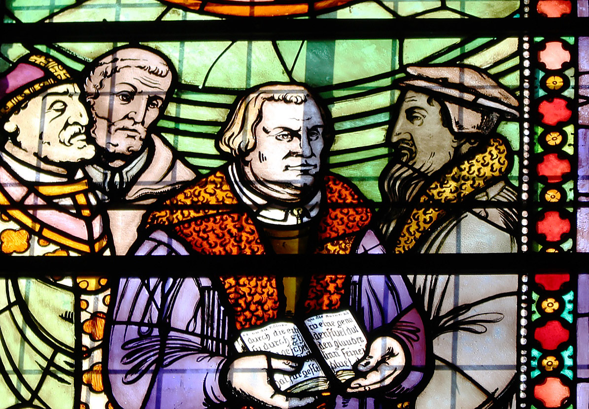 Martin Luther omkranset av andre reformatorer. Fra Emmanuel Vigelands glassmaleri i domkirkens korparti.