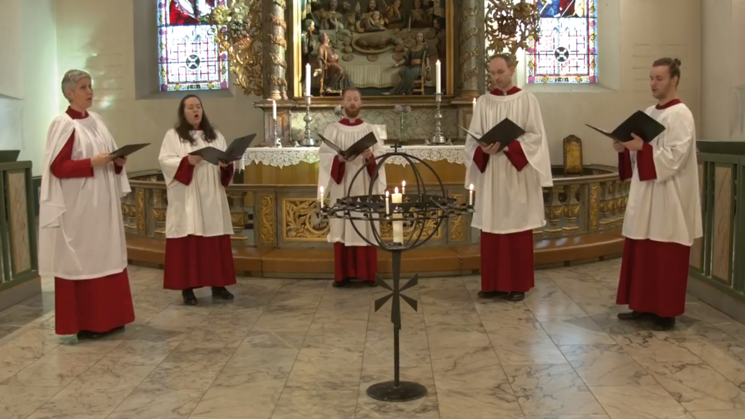 Fra musikkandakten 18. mars 2020. Koristene holder 1 meters avstand. Foto fra strømmingen av andakten.