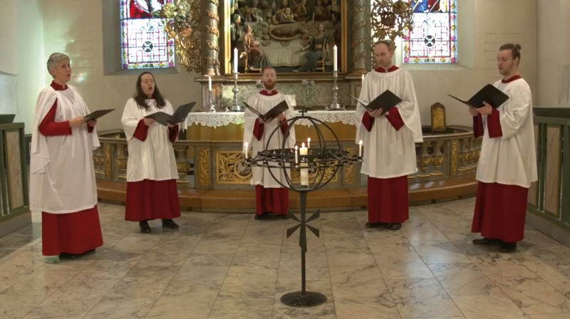 Fra musikkandakten 18. mars 2020. Koristene holder 1 meters avstand. Foto fra strømmingen av andakten.