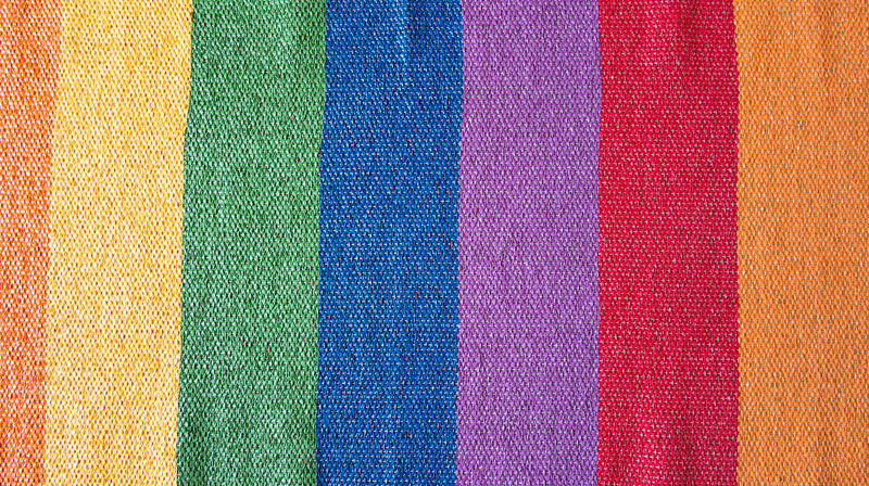 Regnbue-løperen som viser vei inn i Oslo domkirke og til Regnbuemessen. Foto: Munch design