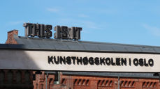 Kunsthøgskolen i Oslo med vårblå himmel. Bilde er tatt av domkirkeprest Jonas Lind Aase på vei inn for å undervise kunststudentene om høymessens liturgi.