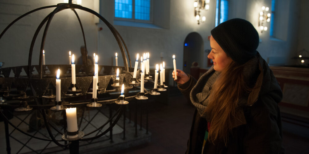 Mange besøker nattåpen kirke for å tenne lys