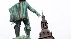 Kong Christian sa aldri: "Her skal kirken ligge." Men det gjør den, ligger ved Stortorvet midt i byen.