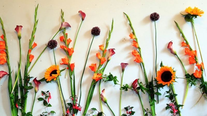 Blomsterdekorasjonen på bakveggen i kirkerommet