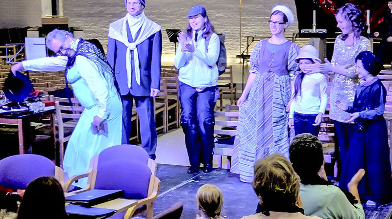 Cat walk med sokneprest og medarbeidere. De viser en kolleksjon fra bruktmarkedet. Mange fine ting som folk kan kjøpe og bruke ved spesielle anledninger. Både til hverdag og fest. Derfor: kom til bruktmarkedet når det er åpent og ta en titt selv. Det er nokså sikkert at du kan finne noe som passer også til deg, både din figur og til de anledninger du har bruk for klær til. Velkommen til bruktmarkedet!