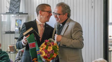 Påtroppende og avtroppende sokneprest i munter samtale.