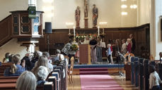 Overrekkelse av blomster fra barnekoret KORiKAT