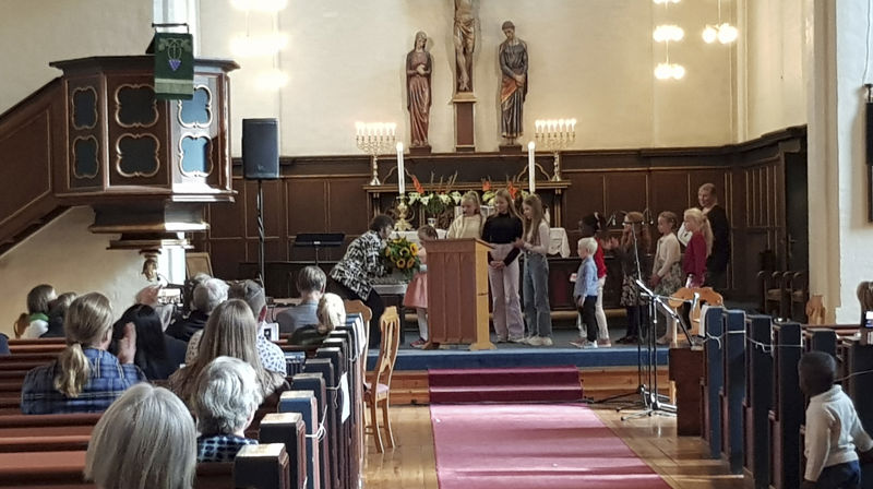 Overrekkelse av blomster fra barnekoret KORiKAT