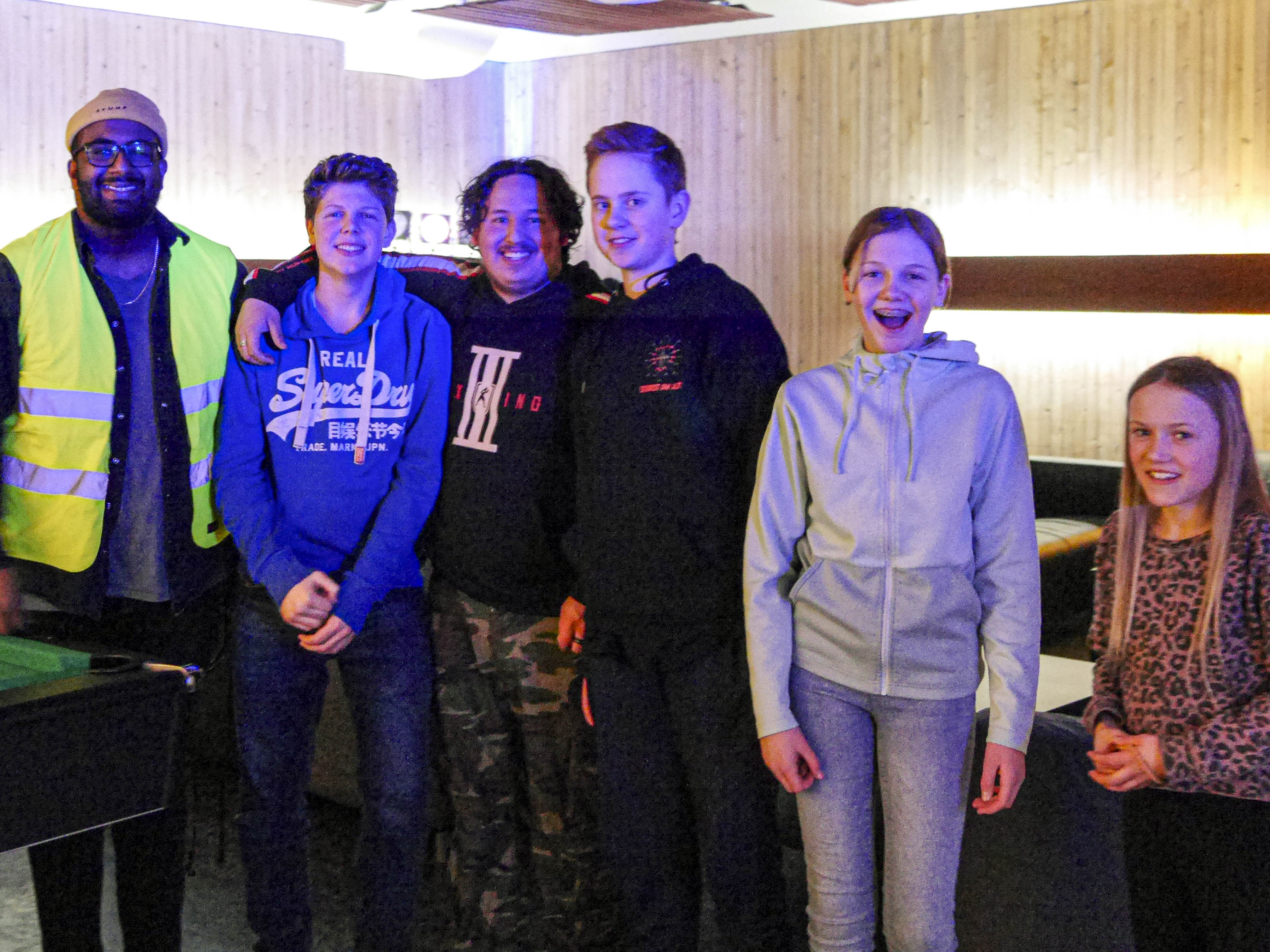 Noen av lederne og deltakerne på det første møtet i Fredagsklubben