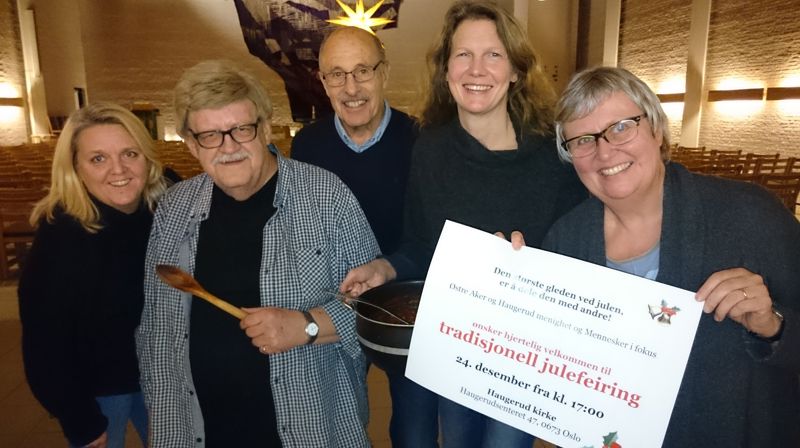 Vi inviterer deg til tradisjonell julaftenfeiring sammen med oss i Haugerud kirke: fra venstre – Anne Lise Hessen (frivillig), Odd Gjertsen (frivillig, kokk), Børn Askeland (frivillig), Silke Palke (frivillig, diakoniutvalget), Eleanor Brenna (diakon)