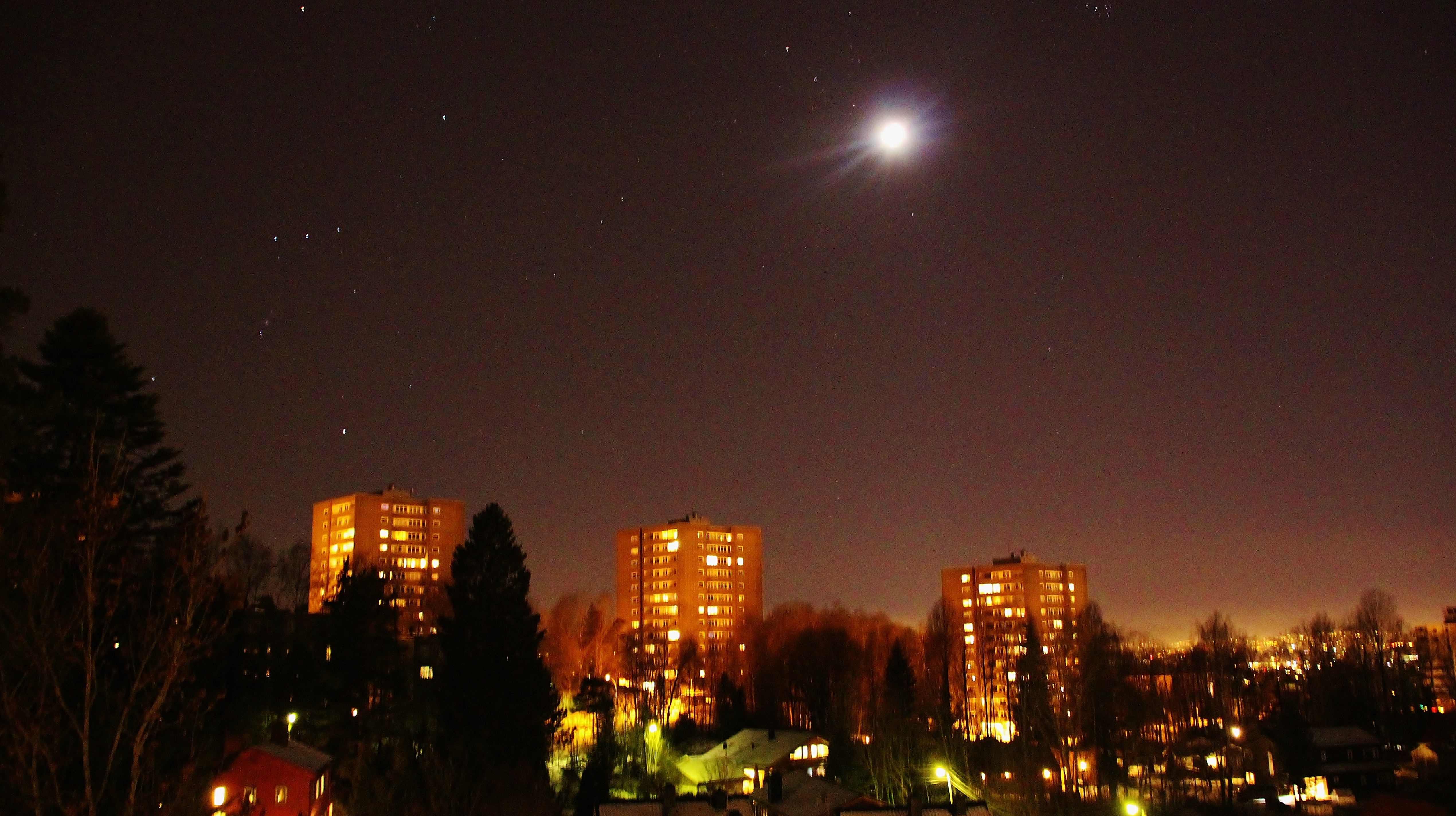 Måneskinn over Haugerudblokkene. Foto: Steinar Saghaug
