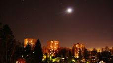 Måneskinn over Haugerudblokkene. Foto: Steinar Saghaug