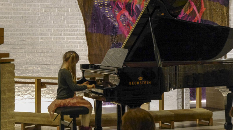 I flygelaksjonsuka i februar 2017 fikk vi konserter med bl.a. størrelser som Tord Gustavsen og Tore Brunborg og damekoret Koriander. Og det var flygeljam med lokale krefter, se f.eks. bildet. Alt foregikk på innleid flygel maken til det som nå skal anskaffes.