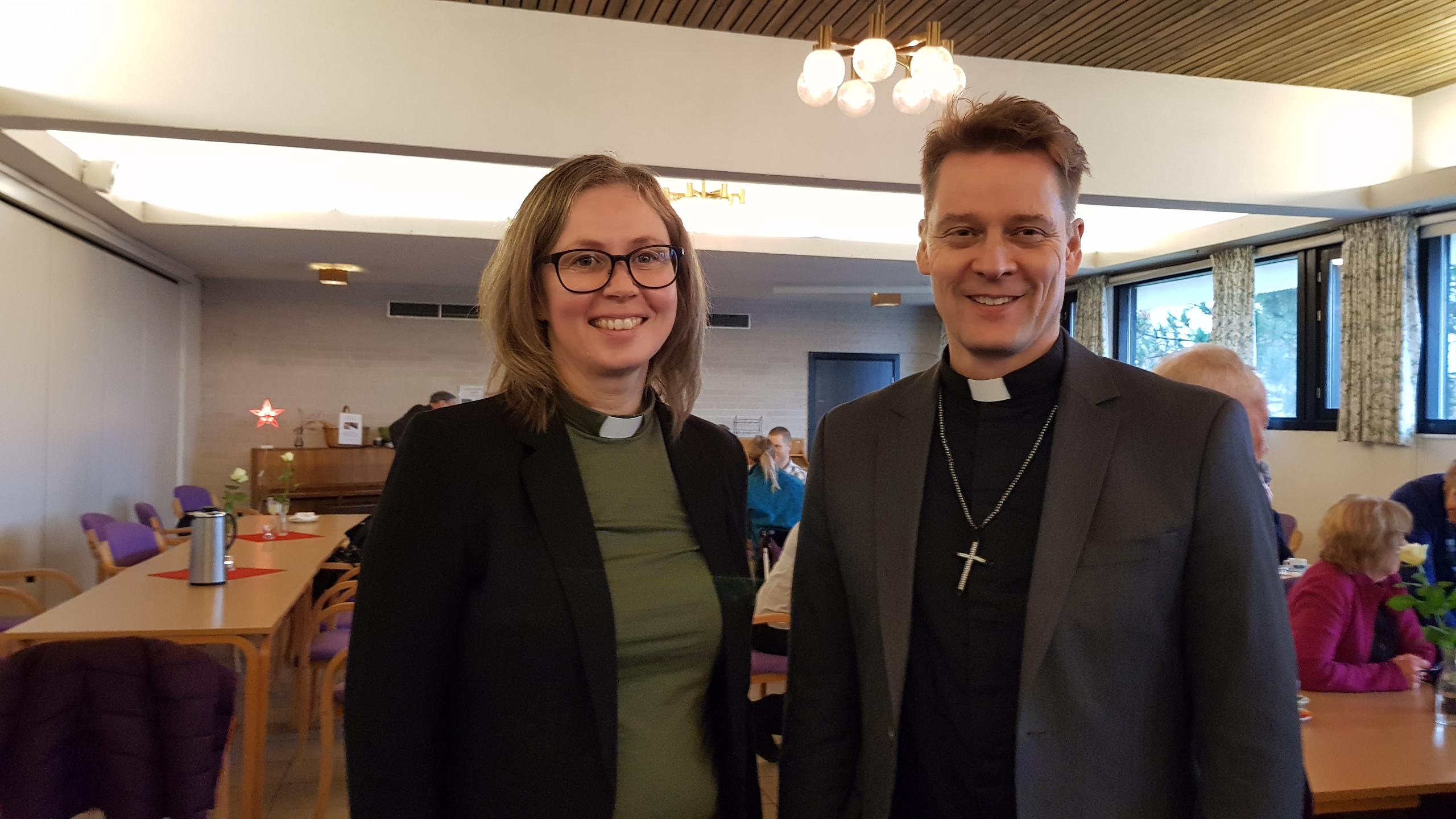 Diakon Anne Stige Beck sammen med prost Øystein Stabrun