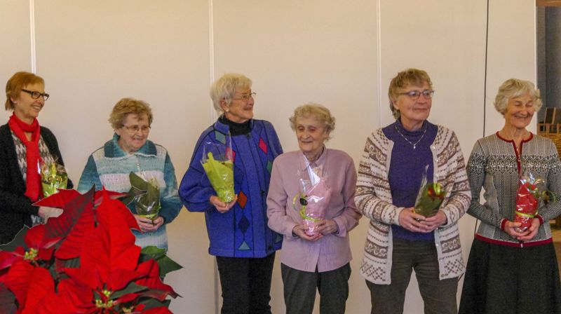 Takk og blomster til de mest sentrale aktørene i Formiddagstreff de senere årene, Edna, Grete, Ragnhild, Åse, Sol og Anne Margarethe.