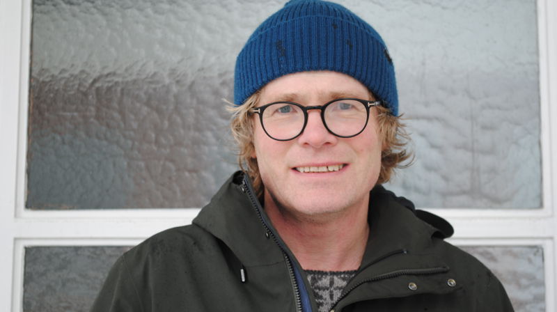 Steinar Skjerdingstad er både prestesønn og presteektefelle – men likevel ikke blind for kirkens utfordringer. Foto privat